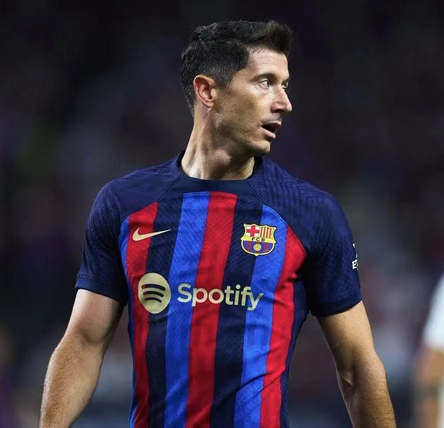 爱游戏-莱万多夫斯基在日本队比赛中出色防守，反败为胜引发热议！